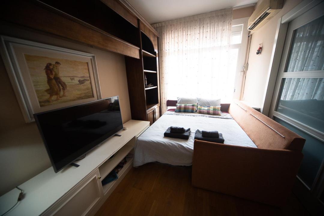 Traditional Rooms In Eixample Barcelona Exterior photo