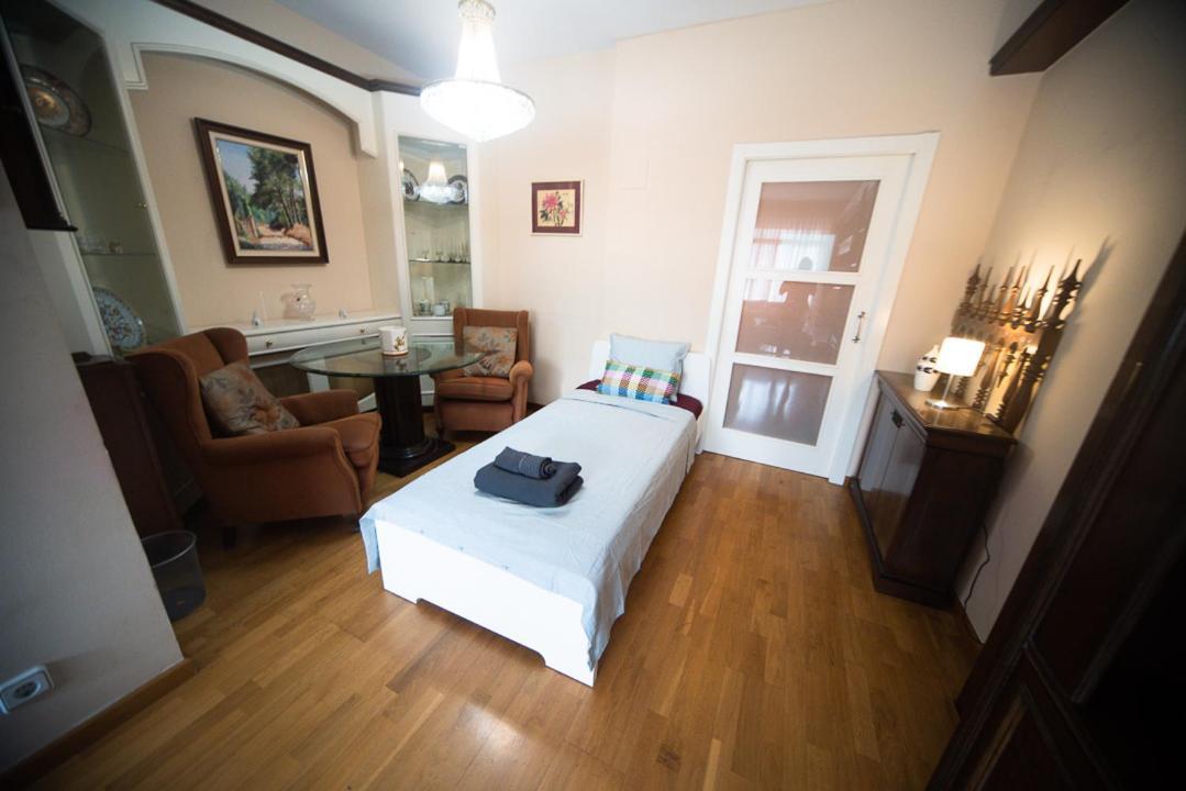 Traditional Rooms In Eixample Barcelona Exterior photo